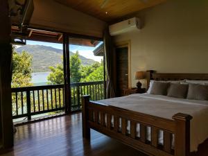 リペ島にあるCashewnut Coveのベッドルーム1室(ベッド1台付)、景色を望むバルコニーが備わります。