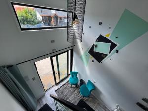 eine Draufsicht auf ein Wohnzimmer mit einem blauen Stuhl in der Unterkunft Okeyloft Coyhaique 3 in Coihaique
