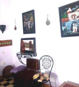 een woonkamer met een stoel en een tafel bij Dar Sam - Purple Room in Rabat