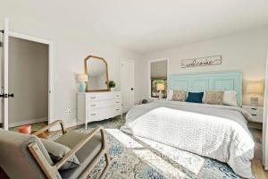 1 dormitorio blanco con 1 cama grande y 1 silla en Gorgeous Riverfront Getaway with Private Dock! en Weems