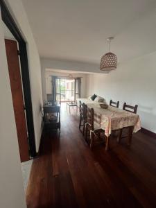 un comedor con mesa y sillas en una habitación en LAJUACA II en San Salvador de Jujuy