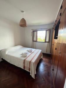 een slaapkamer met een bed en een raam bij LAJUACA II in San Salvador de Jujuy