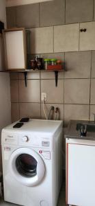 Una pequeña cocina con lavadora y secadora. en Departamento Ushuaia en Ushuaia