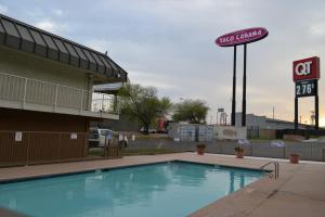 Bazén v ubytování Travelodge by Wyndham San Antonio Lackland AFB North nebo v jeho okolí