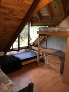 Habitación con 2 literas en una cabaña en Casa Carilo en Cariló