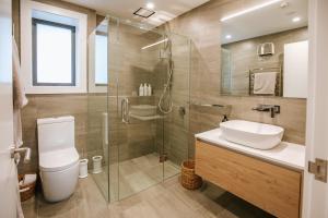 Ένα μπάνιο στο Nautilus Penthouse - Sleeps 8 - Lakefront - Walking Distance to Wanaka