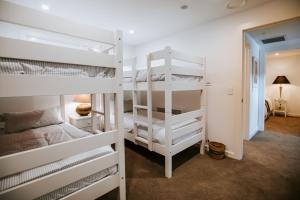 Ένα ή περισσότερα κρεβάτια σε δωμάτιο στο Nautilus Penthouse - Sleeps 8 - Lakefront - Walking Distance to Wanaka