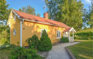 ÅsensbrukにあるAwesome Home In sensbruk With Kitchenの赤屋根の小黄色い家