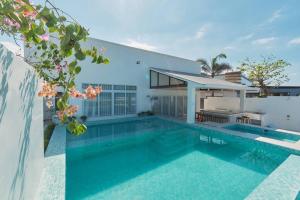 Bazén v ubytování Alesea Baroro, La Union, Private Modern Villa with Pool, Jacuzzi, Beachfront View nebo v jeho okolí
