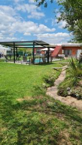 un parque con un pabellón en medio de la hierba en Don Mateo - Casa de Campo en Salta