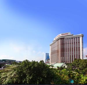 曼谷的住宿－盛泰瀾曼谷拉普嶗中央廣場酒店，一座高大的建筑,上面有桑坦德标志