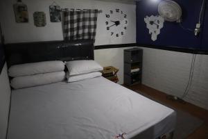 Giường trong phòng chung tại Homestay Kurnia