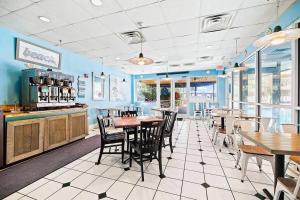 ein Restaurant mit Tischen und Stühlen und blauen Wänden in der Unterkunft Beachfront Retreat- "The Getaway" in Destin