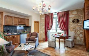 a living room with a table and a kitchen at Le Logis in Sarlat-la-Canéda