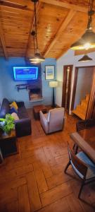 un soggiorno con divano e TV di Villas de los Pinos 3 a Mazamitla
