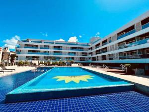 uma piscina em frente a um grande edifício em Solar Tambaú - Loft sun and sea - ANÚNCIO NOVO em João Pessoa