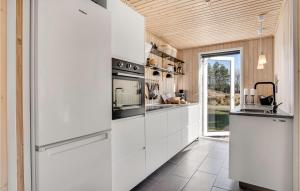 Ett kök eller pentry på 3 Bedroom Lovely Home In Oksbl