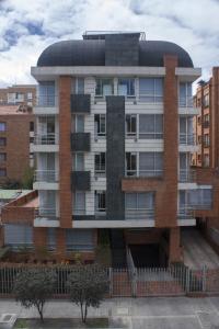 ein Gebäude mit einer Kuppel darüber in der Unterkunft Prisma Suites Chico 94 in Bogotá