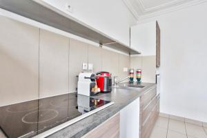 Kuchyňa alebo kuchynka v ubytovaní Appartement Quartier Le Marais 2 Free Netflix