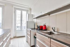 Kuchyňa alebo kuchynka v ubytovaní Appartement Quartier Le Marais 2 Free Netflix