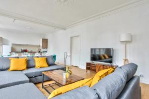 a living room with a couch and a table at Appartement Quartier Le Marais 2 in Paris