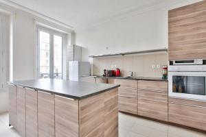 Kuchyňa alebo kuchynka v ubytovaní Appartement Quartier Le Marais 2 Free Netflix