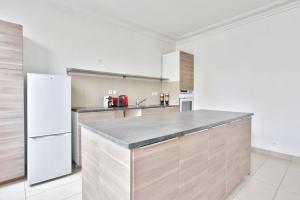 Kuchyňa alebo kuchynka v ubytovaní Appartement Quartier Le Marais 2 Free Netflix