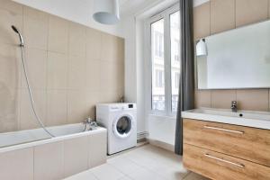 Kúpeľňa v ubytovaní Appartement Quartier Le Marais 2 Free Netflix