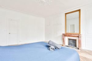 Posteľ alebo postele v izbe v ubytovaní Appartement Quartier Le Marais 2 Free Netflix