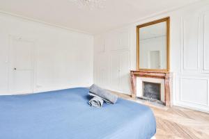 Posteľ alebo postele v izbe v ubytovaní Appartement Quartier Le Marais 2 Free Netflix