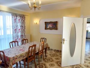 a dining room with a table and chairs and a mirror at Comfortable holiday home with a private garden, 200 sqm, 5 bedrooms, Dar owo in Darłowo