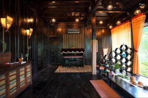 ein Wohnzimmer mit einem Klavier in der Mitte in der Unterkunft P'apiu Resort in Ha Giang