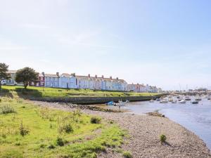 un río con casas y barcos en el agua en Melbourne House, en Aberaeron