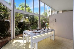 En balkon eller terrasse på The Sanctuary + 25 billeder