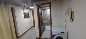 Habitación pequeña con lavadora. en Admf#101, en Abu Dabi 16 fotos más