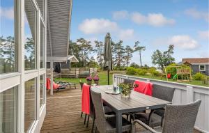 un patio con mesa y sillas en una terraza en Stunning Home In Ebeltoft With House Sea View en Ebeltoft