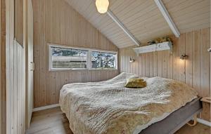 1 dormitorio con 1 cama grande en una habitación con paredes de madera en Stunning Home In Ebeltoft With House Sea View en Ebeltoft