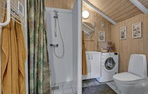 y baño con aseo y lavadora. en Stunning Home In Ebeltoft With House Sea View en Ebeltoft