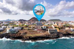 een uitzicht op een stad vanuit de oceaan met een blauwe markering bij 3 bdr aprt, stunning seaview, rooftop pool - LCGR in Praia