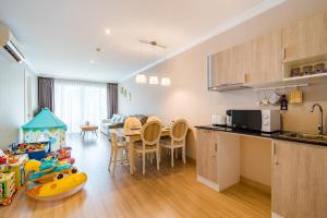 Kuchyň nebo kuchyňský kout v ubytování Hua Hin My Resort 3BR Family Condo Free Water Park Walk to Beach & Cicada Night Market หัวหิน ห้องแฟมมิลี่ 3 ห้องนอน ฟรีสวนน้ำ ใกล้ทะเลและตลาดซิเคด้า