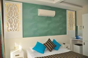 Postel nebo postele na pokoji v ubytování Aura Boutique Hotel