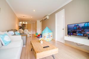 TV a/nebo společenská místnost v ubytování Hua Hin My Resort 3BR Family Condo Free Water Park Walk to Beach & Cicada Night Market หัวหิน ห้องแฟมมิลี่ 3 ห้องนอน ฟรีสวนน้ำ ใกล้ทะเลและตลาดซิเคด้า