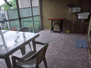 una mesa y sillas en una habitación con patio en Alquileres Erramuspe en Colón