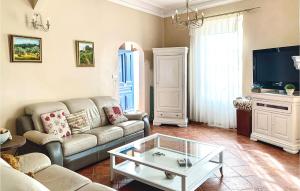 salon z kanapą i stolikiem kawowym w obiekcie Beautiful Home In Rognonas With Kitchen w mieście Rognonas