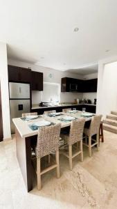 Casa BV: Beautiful new house short walk from beach في Buenavista: مطبخ مع طاولة وكراسي في مطبخ