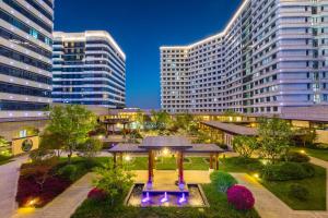 un grand bâtiment avec un kiosque dans une ville dans l'établissement Landison Plaza HSD Hotel Hangzhou, à Hangzhou