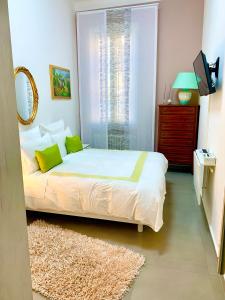 - une chambre avec un grand lit et une fenêtre dans l'établissement B&B I Tigli sul Navile, à Bologne
