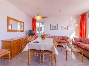 Televízia a/alebo spoločenská miestnosť v ubytovaní BELLAMAR C - Casa adosada para 10 personas en primera línea de mar en Llançà. - ES-228-18
