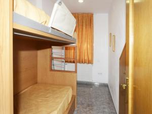 ein kleines Zimmer mit einem Etagenbett darin in der Unterkunft Apartamento Llançà, 2 dormitorios, 6 personas - ES-228-19 in Llança