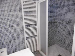 ein Bad mit einer Dusche und einer Glastür in der Unterkunft Apartamento Llançà, 2 dormitorios, 6 personas - ES-228-19 in Llança